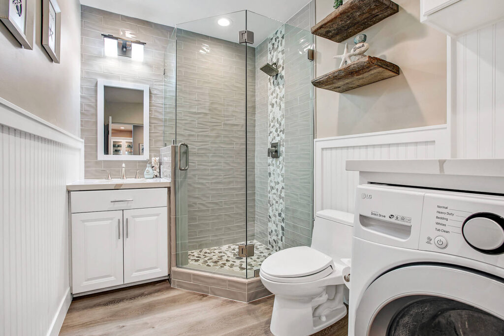 Bathroom with toilet, shower and washing machine