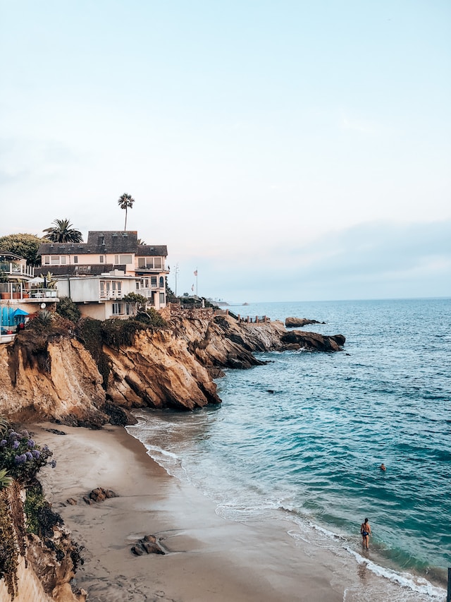 A beach with houses on the side of it